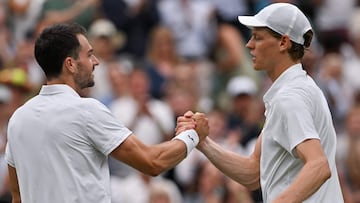 Jannik Sinner saluda a Pedro Martinez en Wimbledon.