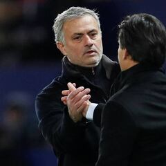 Mourinho entró al vestuario del Sevilla a felicitar a la plantilla