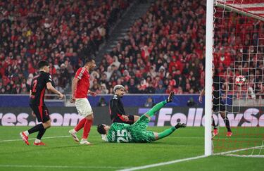 4-2. Centro desde la línea de fondo de Andreas Schjelderup y Ronald Araujo despeja metiendo el balón en su propia portería.