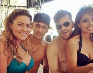 Neymar con unos aficionados en Las Vegas.