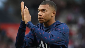 Paris Saint-Germain's French forward Kylian Mbappe applauds supporters as he warms up prior to the French L1 football match between Stade de Reims and Paris Saint-Germain (PSG) at Stade Auguste Delaune in Reims, northern France on August 29, 2021. (P