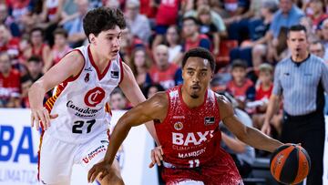 MANRESA (BARCELONA), 07/10/2023.- El escolta estadounidense del Baxi Manresa, Travante Williams (d), con el balón ante el ala-pívot serbio del Casademont Zaragoza, Borisa Simanic, durante el encuentro correspondiente a la fase regular de la Liga Endesa disputado este sábado en el Pabellón Nou Congost de Manresa. EFE/Siu Wu.