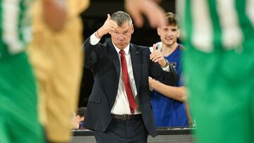 SEVILLA. 30/04/2022. - El entrenador del Bar?a, ?arunas Jasikevicius, durante el partido de la liga Endesa que Bar?a y Real Betis disputan hoy domingo en el pabell¨®n de San Pablo, en Sevilla. EFE/Ra¨²l Caro