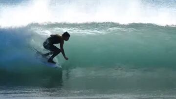 Tomás Valente surfeando en Barcelona