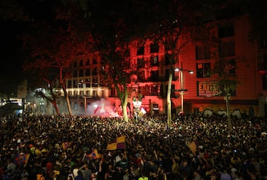 Los aficionados del Barcelona celebran en su rincón sagrado, la Fuente de Caneletes, el vigesimoséptimo título de Liga.