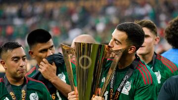 Los Angeles (Usa), 16/07/2023.- Luis Chavez of Mexico kisses the first place trophy after defeating Panama 1-0 in the CONCACAF Gold Cup final soccer match between Mexico and Panama at SoFi Stadium in Los Angeles, California, USA, 16 July 2023. EFE/EPA/CAROLINE BREHMAN
