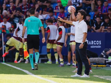 El técnico del Almería, con el brazo enalto.