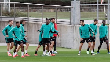 LEZAMA (BIZKAIA), 16/10/2024.- Nico Williams (c) calienta durante el entrenamiento con el que el Athletic de Bilbao ha preparado este miércoles el partido liguero del sábado ante el Espanyol en San Mamés.EFE/ Miguel Toña