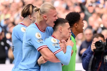 Phil Foden y Erling Haaland celebran el primer gol del partido. 