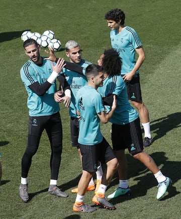 Marcelo bromeando con Kiko Casilla. 