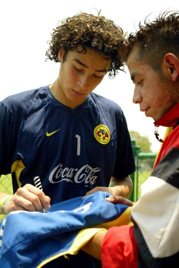 10 fotos inéditas de Guillermo Ochoa, emblema del América