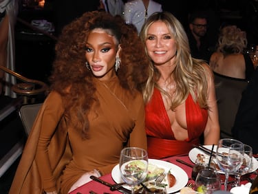 Winnie Harlow y Heidi Klum 
durante la gala de los Premios Grammy 2026 celebrados en el Crypto.com Arena de Los Ángeles.