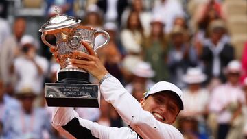 La tenista polaca Iga Swiatek levanta el título de campeona de Roland Garros 2023.