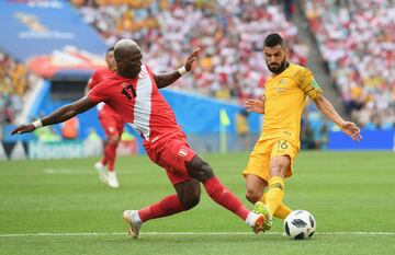 Luis Advincula y Aziz Behich.