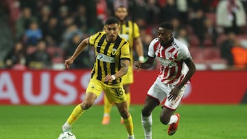 Soccer Football - UEFA Conference League - Samsunspor v AEK Athens - New Samsun 19 Mayis Stadium, Samsun, Turkey - December 11, 2025 AEK Athens' Orbelin Pineda in action with Samsunspor's Anthony Musaba REUTERS/Umit Bektas
