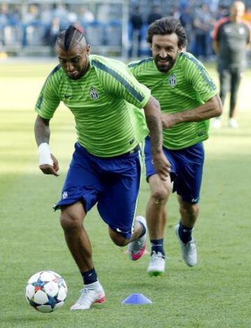 GRA448. BERLÍN, 05/06/2015.- Los jugadores del Juventus de Turín, Andrea Pirlo (d) y Arturo Vidal (i), durante el entrenamiento previo a la final de Liga de Campeones que jugarán mañana frente al FC Barcelona en el Estadio Olímpico de Berlín. EFE/Andreu Dalmau