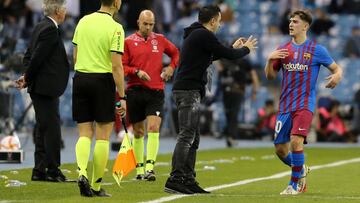 Soccer Football - Spanish Super Cup - Semi Final - Real Madrid v FC Barcelona - King Fahd International Stadium, Riyadh, Saudia Arabia - January 12, 2022 FC Barcelona coach Xavi with Gavi REUTERS/Ahmed Yosri