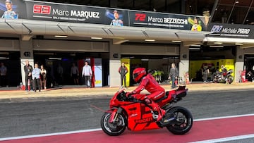 Marc Márquez llega al box después de su primera salida.