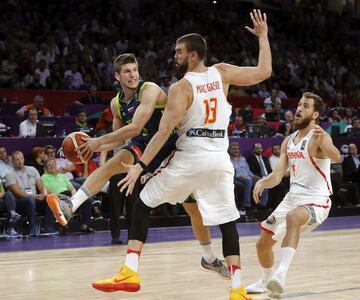 El pívot de España Marc Gasol  y el base de Eslovenia Aleksej Nikolic durante el partido de semifinal del Eurobasket 2017