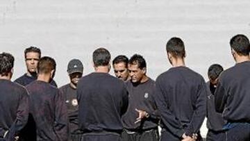 <b>TÉCNICO POR UNAS HORAS. </b>Alexis Trujillo, en la sesión de ayer, en la que se hizo cargo de la plantilla.