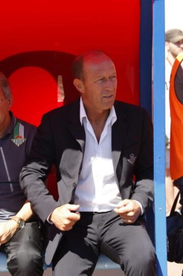 El entrenador del Betis Gabriel Calderon, durante el encuentro de liga de Primera División disputado hoy frente al Almería en el estadio de los juegos Mediterraneos de Almería. 