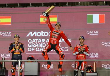 Marc Márquez celebra la victoria ante la mirada de Maverick Viñales y Francesco Bagnaia. 
