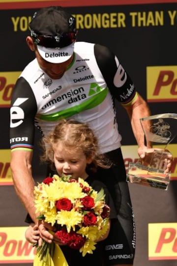 Mark Cavendish y su hija en el podio.