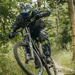 Este es el pantalón impermeable perfecto para practicar ciclismo de montaña sin que importe la lluvia