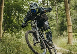 Este es el pantalón impermeable perfecto para practicar ciclismo de montaña sin que importe la lluvia