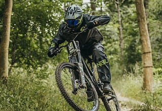 Este es el pantalón impermeable perfecto para practicar ciclismo de montaña sin que importe la lluvia