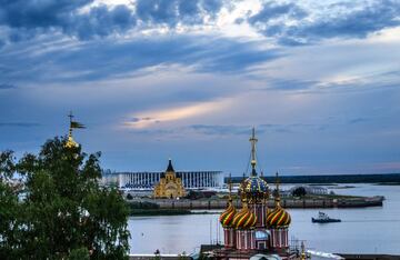 El Nizhny Novgorod Arena y la Iglesia de la Natividad al atardecer.