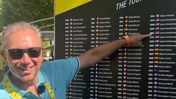El exciclista y director deportivo Johan Bruyneel señala los siete Tour ganados por Lance Armstrong y que luego perdió por dopaje durante su visita al Tour de Francia.
