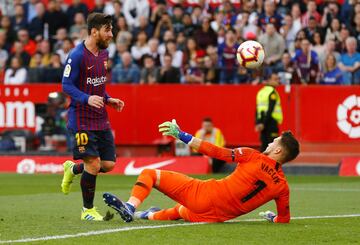 El jugador del Barcelona, Leo Messi, marca el 2-3 al Sevilla. 