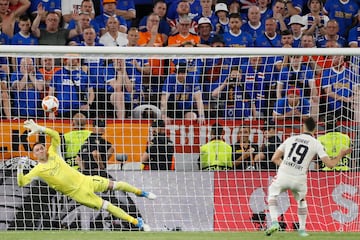 Santos Borré asumió la responsabilidad y marcó el quinto penal de la serie para el Eintracht Frankfurt con el que el equipo alemán se corona campeón de la UEFA Europa League. El delantero ajustó su remate al lado derecho del portero, que no pudo evitar la anotación.