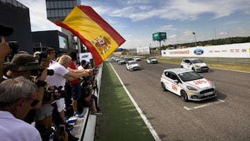 Salida de las 24 Horas Ford con el coche de As en la pole.