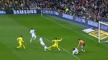 <b>RECHACE. </b>Benzema remata y el balón sale rebotado hacia el centro del campo.