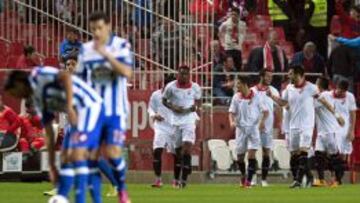 Los jugadores del Sevilla FC celebran su primer gol ante el Deportivo.