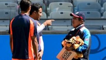 Keylor Navas y Pinto dialogan durante un entrenamiento.