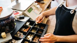 El supermercado británico que ha instalado cajas más lentas por una insólita razón: “Una charla amistosa”