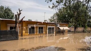 Zona inundada por el río Alberche, a 4 de septiembre de 2023, en Escalona, Toledo, Castilla La-Mancha (España). Dos personas se encuentran desaparecidas desde la madrugada de este lunes después de que se precipitaran de un vehículo a este mismo río, el Alberche a la altura de Aldea del Fresno, en Madrid. El gabinete de crisis convocado en la Diputación de Toledo ha recopilado las solicitudes de ayuda por parte de casi medio centenar de municipios, que demandan la colaboración institucional para paliar los daños por la DANA. De ese medio centenar de municipios hay prácticamente una decena con destrozos muy importantes que acarrean daños en edificios y mobiliario público, así como ausencia de suministro de electricidad o complicaciones muy graves de acceso a determinadas zonas, ha informado en nota de prensa la Diputación.
04 SEPTIEMBRE 2023;INUNDACIONES;TOLEDO;CASTILLA;LA MANCHA;AGUA;RIADA;LLUVIA;
Matias Chiofalo / Europa Press
04/09/2023