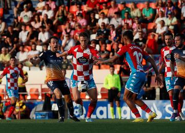 Rubén Pardo ante Ze Ricardo en el Lugo - Leganés de la tercera jornada de la 22-23. El Leganés encadenó entonces su tercera derrota consecutiva. 