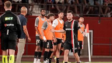 24-09-25. GUILLE ROSAS SE RETIRA DEL TERRENO DE JUEGO EN ALMERÍA TRAS SER EXPULSADO.