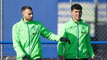 Borja Mayoral, que también jugó en el Levante, junto a Aleñá en un entrenamiento del Getafe.