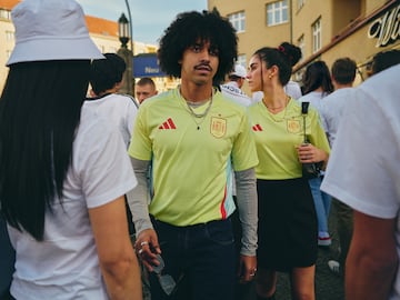 La camiseta visitante tambin aplica la imagen de las olas y la belleza de la flor.