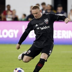 Wayne Rooney gets his first red card since arriving in the MLS
