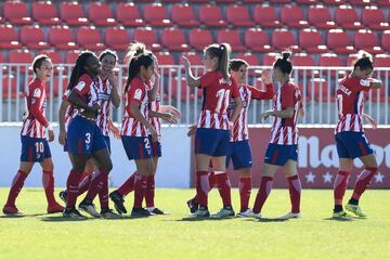 Las jugadoras del Atlético celebran el 2-0 que anotó Sampson, jugadora del UDG Tenerife, en propia meta