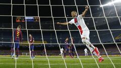 Mbapp&eacute; celebra el gol de Kean en el Camp Nou.