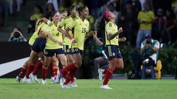 Soccer Football - Women's Copa America - Group A - Colombia v Chile - Estadio Centenario, Armenia, Colombia - July 20, 2022 Colombia's Liana Salazar celebrates scoring their fourth goal with teammates REUTERS/Amanda Perobelli