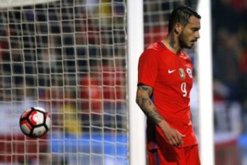 Futbol, Chile v Jamaica.
Partido amistoso 2016.
El jugador de la seleccion chilena Mauricio Pinilla, es fotografiado durante el partido amistoso contra Jamaica disputado en el estadio Sausalito de Viña del Mar, Chile.
27/05/2016
Andres Pina/Photosport**********

Football, Chile v Jamaica.
Chile's player Mauricio Pinilla is pictured during the friendly football match against Jamaica held at the Sausalito stadium in Vina del Mar, Chile.
27/05/2016
Andres Pina/Photosport