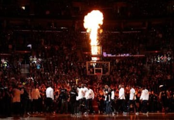 Los Cavaliers celebraron por todo lo alto su anillo de campeones: fiesta y exhibición después ante los Knicks.